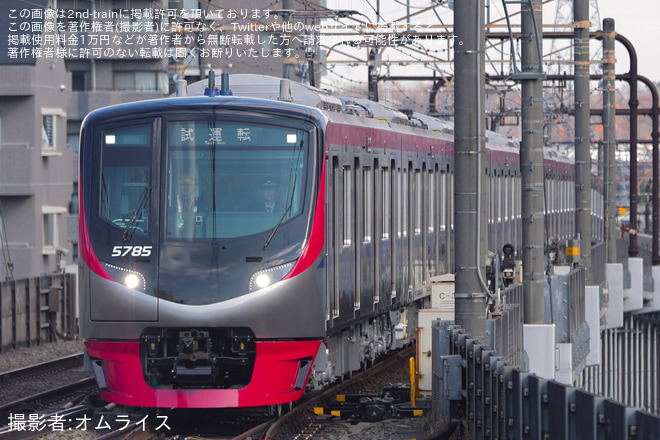 【京王】5000系5735F若葉台工場出場試運転(202512)を京王多摩センター駅で撮影した写真