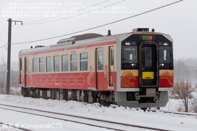 【JR北】H100-85(国鉄ツートン風ラッピング)が石勝線運用に入るを追分～西早来(信)間で撮影した写真