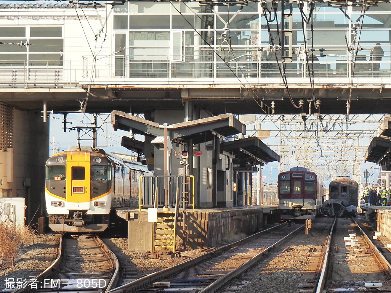 【近鉄】12400系NN01と車が接触の拡大写真