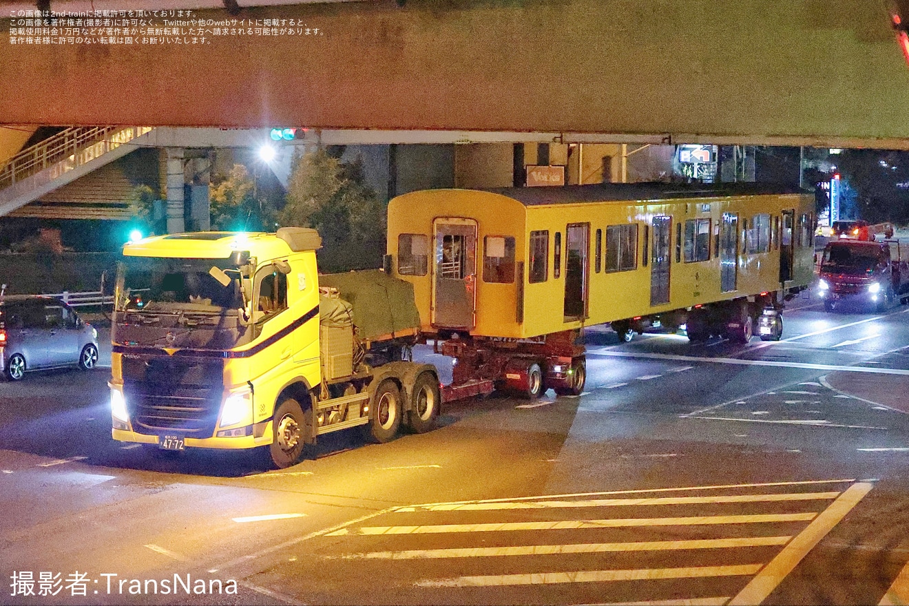 【西武】2000系2085Fの2385号車と2286号車が横瀬車両基地から廃車陸送の拡大写真