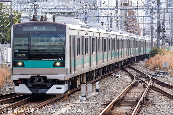 【JR東】E233系マト8編成一部機器更新工事を終え東京総合車両センター出場回送を新宿駅で撮影した写真