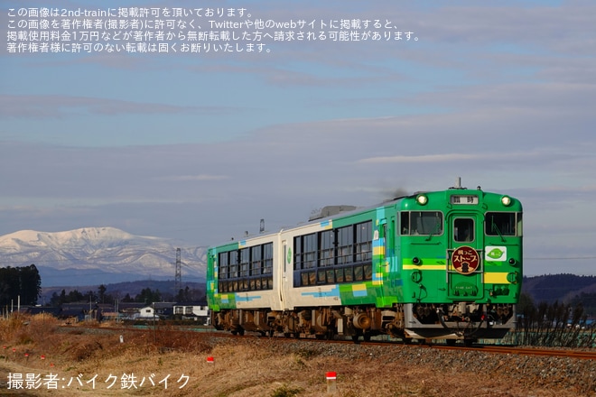 【JR東】陸羽東線などで臨時快速「風っこストーブ湯けむり号」を運行を西大崎～東大崎間で撮影した写真