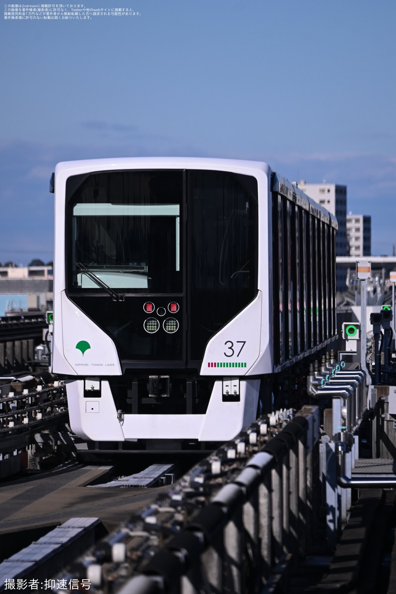 【都営】330形337編成(第37編成)が舎人車両検修場での重要部検査を終えて出場試運転の拡大写真