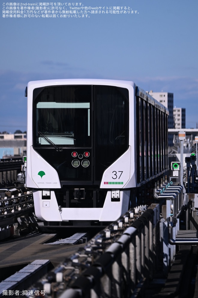 【都営】330形337編成(第37編成)が舎人車両検修場での重要部検査を終えて出場試運転を不明で撮影した写真