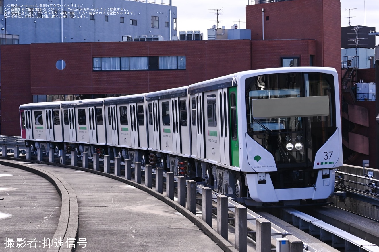 【都営】330形337編成(第37編成)が舎人車両検修場での重要部検査を終えて出場試運転の拡大写真