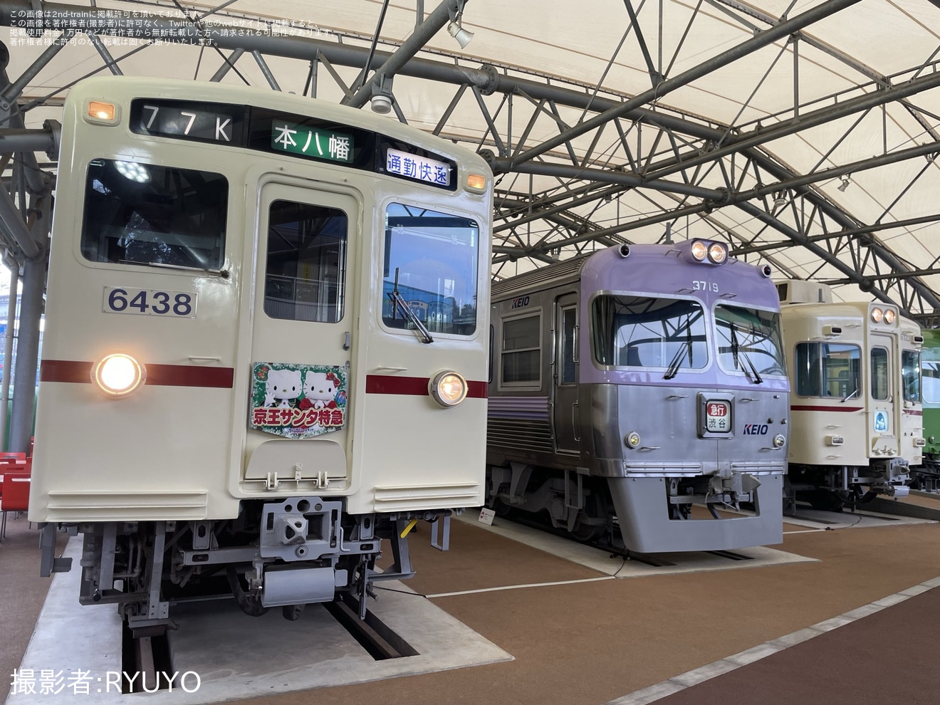 【京王】京王れーるらんどにて6000系6438号車へ「京王サンタ特急」のヘッドマークが掲出の拡大写真