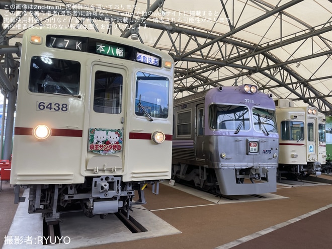 【京王】京王れーるらんどにて6000系6438号車へ「京王サンタ特急」のヘッドマークが掲出を不明で撮影した写真