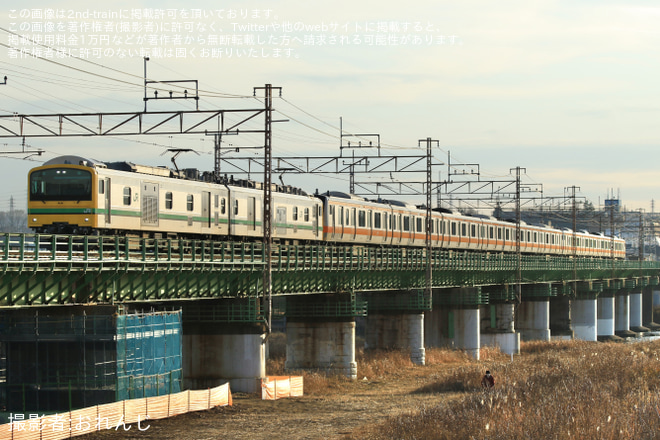 【JR東】E233系0番台トタ青666編成+トタP523編成 秋田総合車両センター入場配給を日野〜立川間で撮影した写真