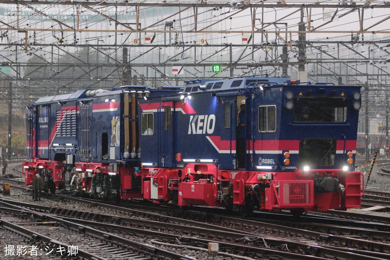 【京王】新しいレール削正車「ROMILL 600 DT」が若葉台検車区内で走行している様子が目撃の拡大写真