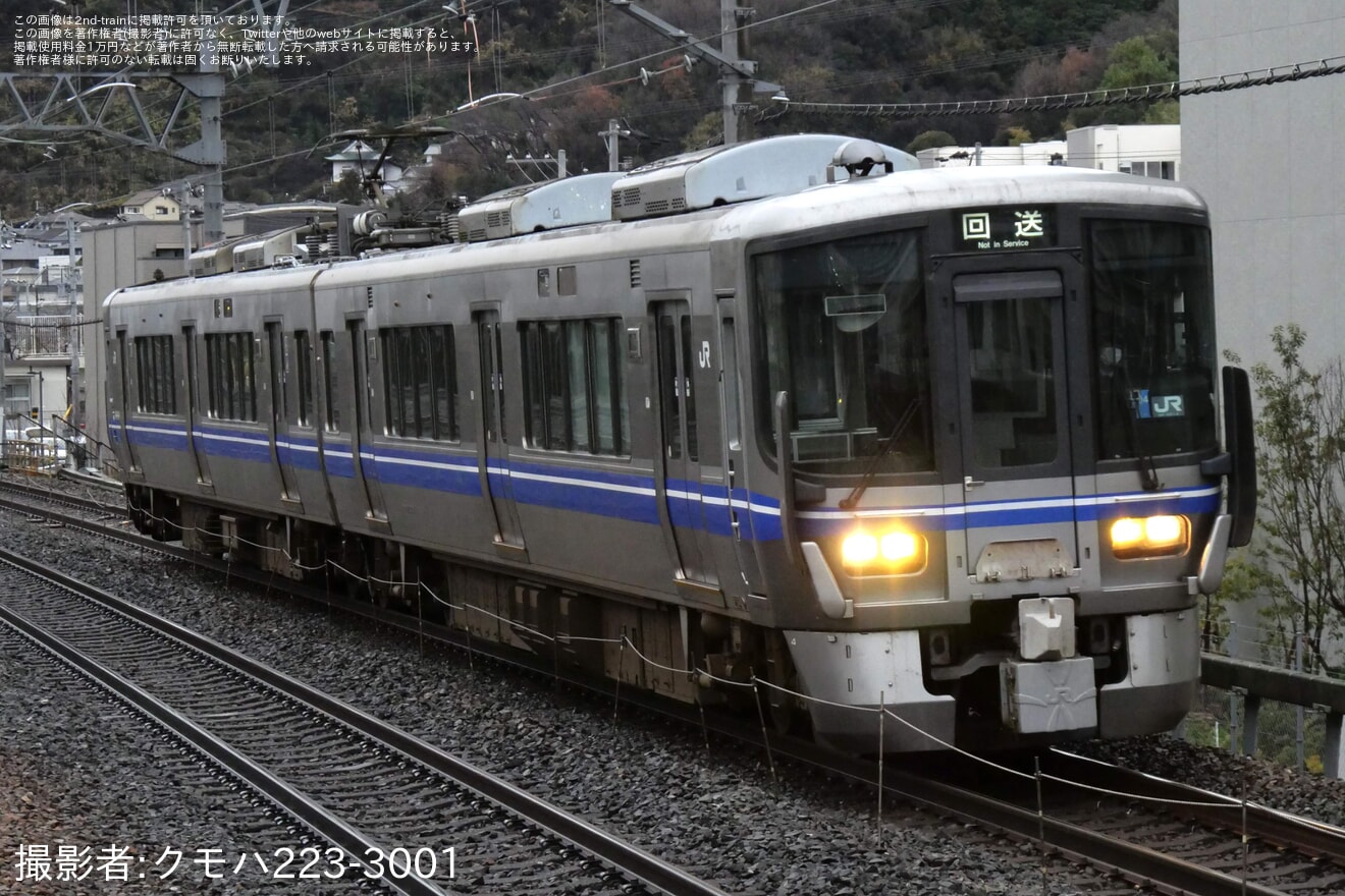 【JR西】521系E04編成が吹田総合車両所から敦賀へ回送の拡大写真