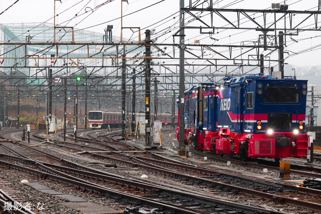 【京王】新しいレール削正車「ROMILL 600 DT」が若葉台検車区内で走行している様子が目撃の拡大写真