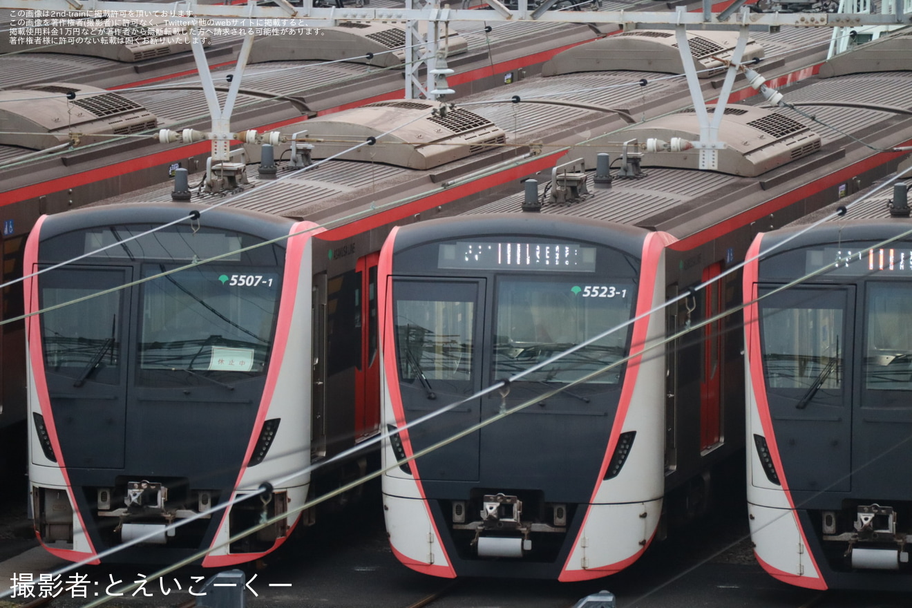 【都営】5500形5507編成のうち5507-1から4の4両が車庫の鉄橋から見える状態にの拡大写真