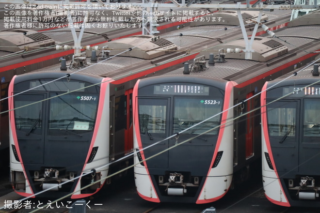 【都営】5500形5507編成のうち5507-1から4の4両が車庫の鉄橋から見える状態にを馬込車両検車場付近で撮影した写真
