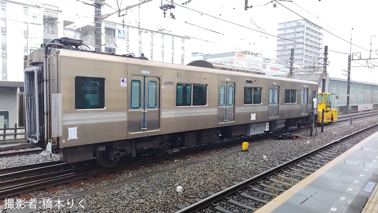 【京王】リニューアル工事中で帯が剥がされた9000系9732Fの9232(3号車)が目撃の拡大写真