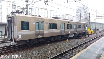 【京王】リニューアル工事中で帯が剥がされた9000系9732Fの9232(3号車)が目撃