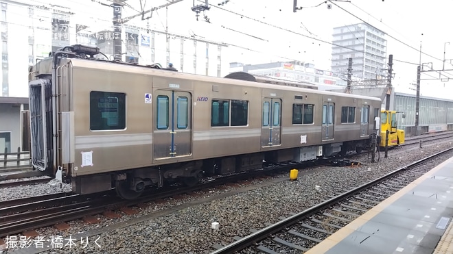 【京王】リニューアル工事中で帯が剥がされた9000系9732Fの9232(3号車)が目撃