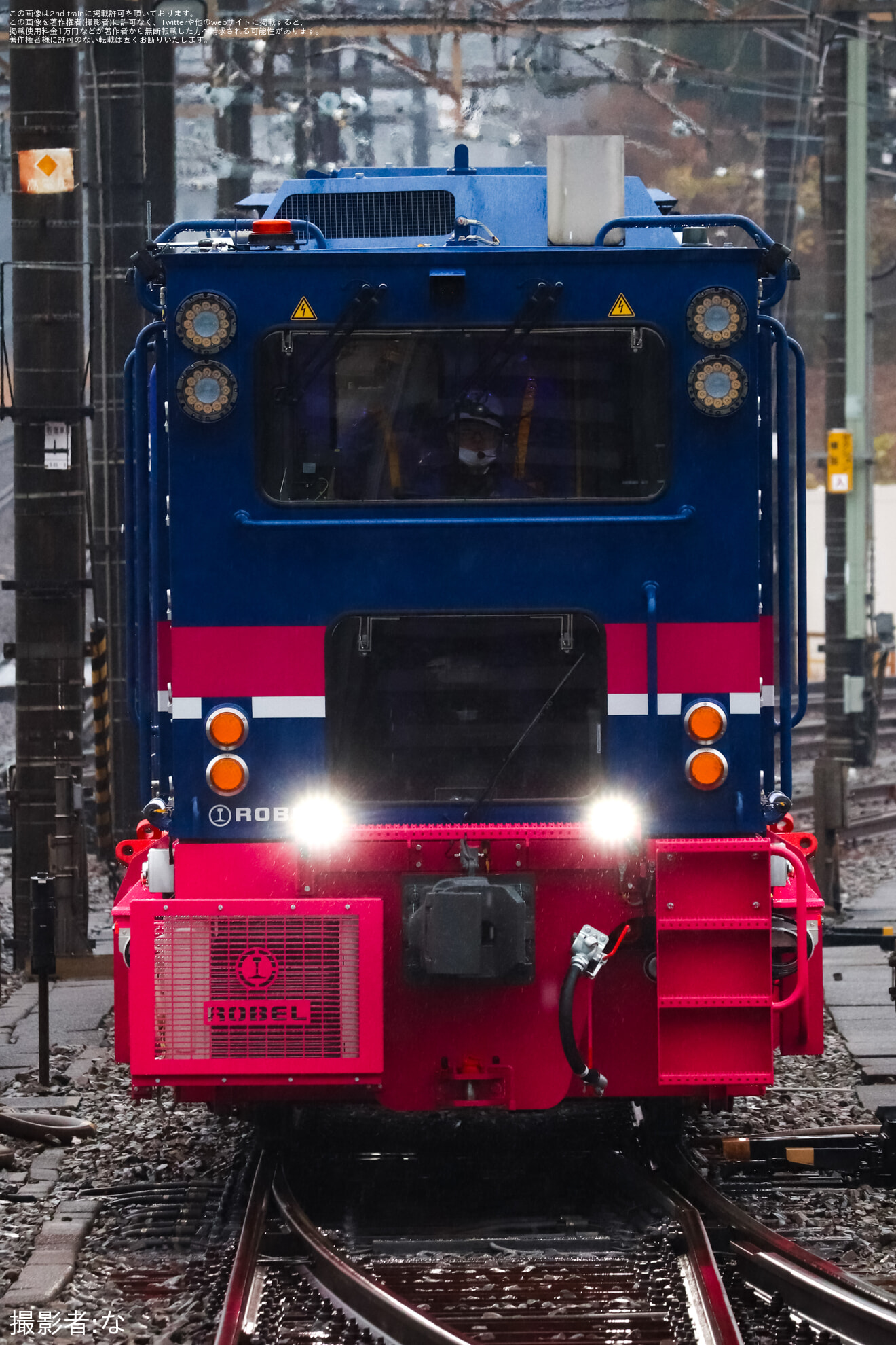 【京王】新しいレール削正車「ROMILL 600 DT」が若葉台検車区内で走行している様子が目撃の拡大写真