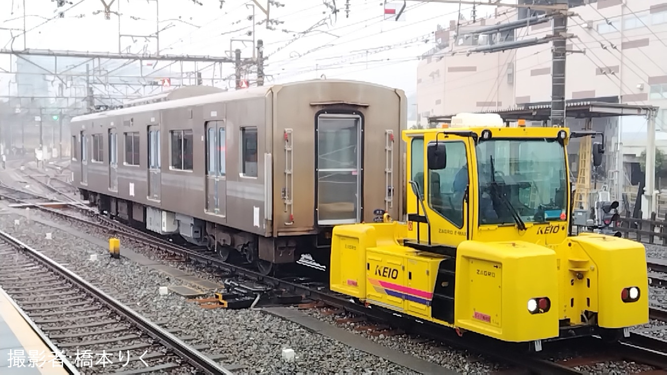 【京王】リニューアル工事中で帯が剥がされた9000系9732Fの9232(3号車)が目撃の拡大写真