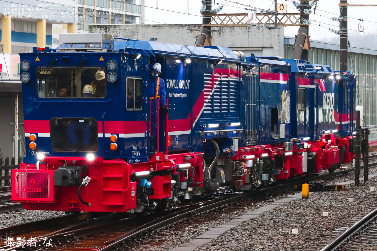 【京王】新しいレール削正車「ROMILL 600 DT」が若葉台検車区内で走行している様子が目撃の拡大写真