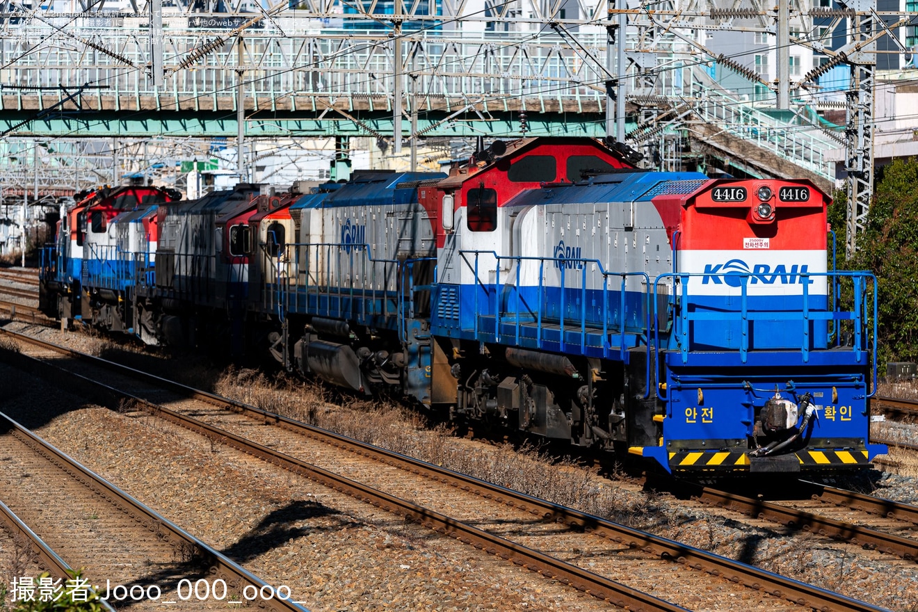 【Korail】DL4438+DL7356+DL7380+DL4437+DL4416とDLが5台連結されて回送されるの拡大写真