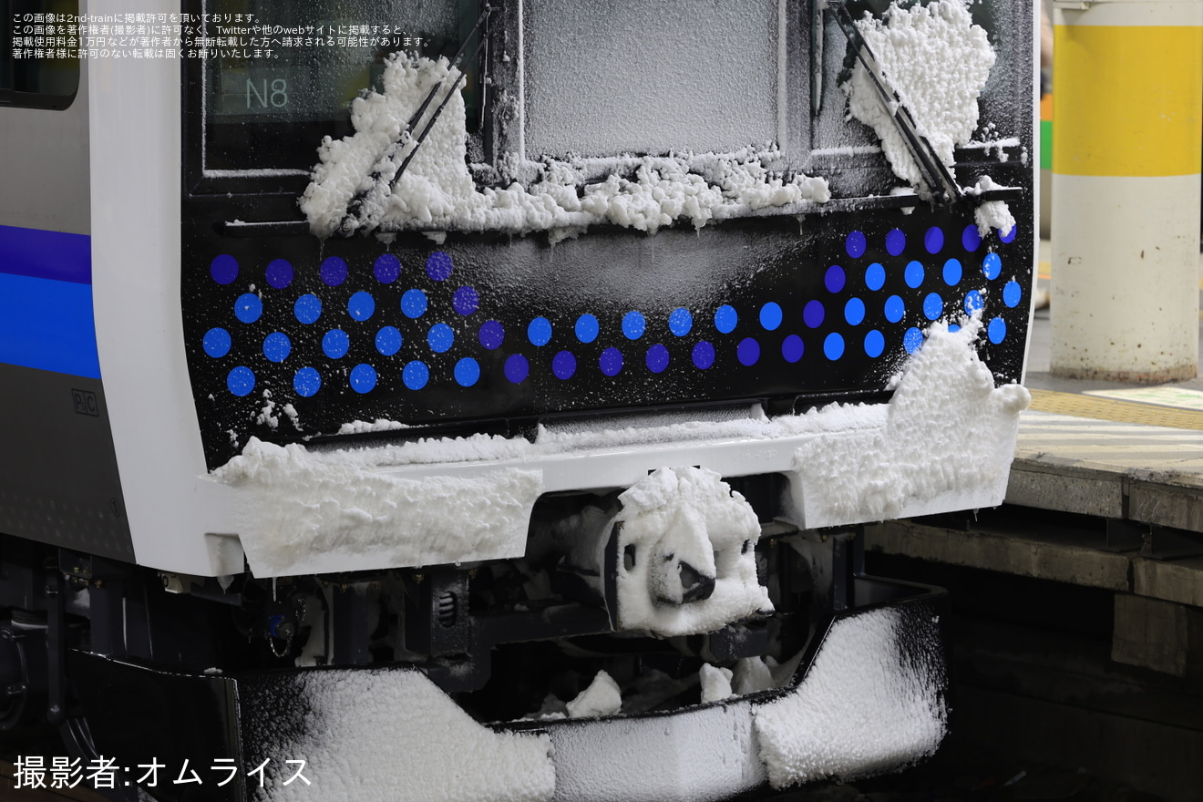 【JR東】E131系800番台N8編成 新潟車両センターから配給輸送の拡大写真