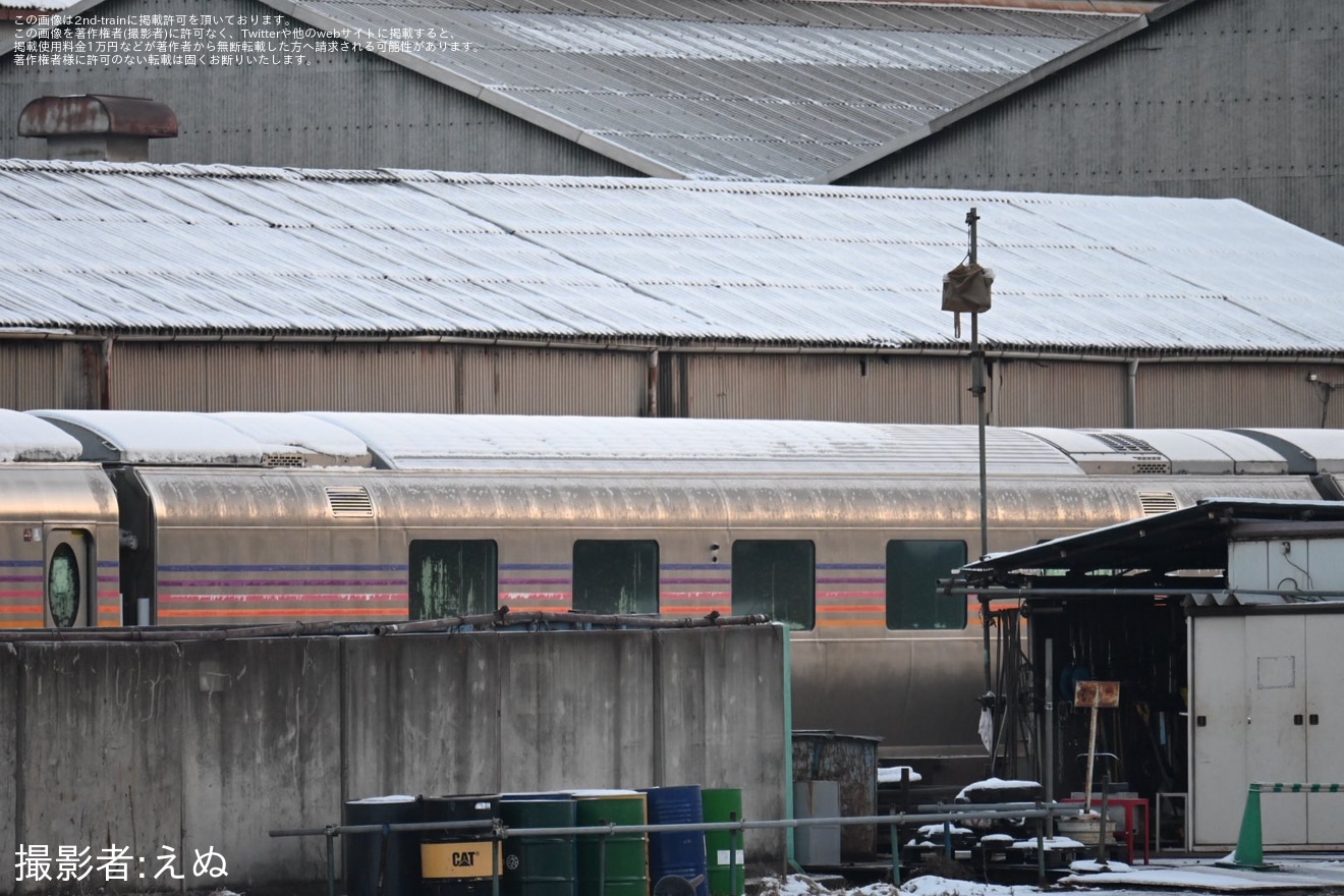 【JR東】E26系「カシオペア」が長野総合車両センターの解体線への拡大写真