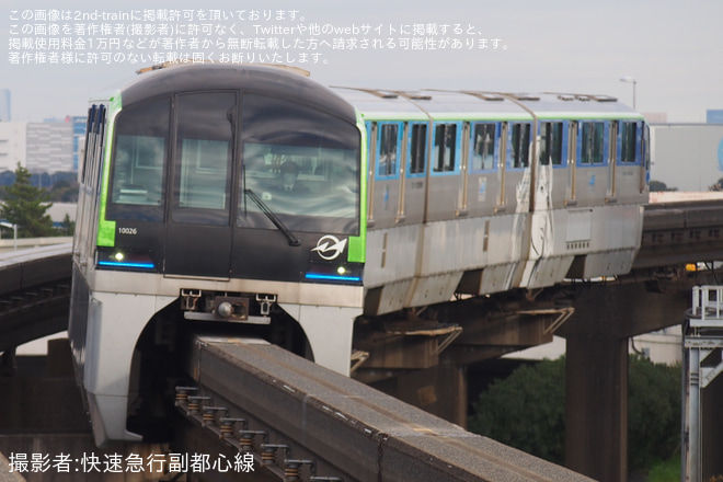 【東モノ】「アーティスト・Hogalee(ホガリー)氏デザイントレイン」運行開始 - 整備場駅にて撮影