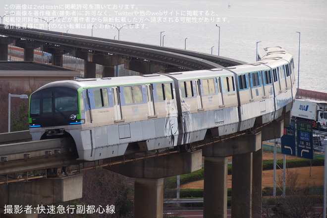 【東モノ】「アーティスト・Hogalee(ホガリー)氏デザイントレイン」運行開始 - 羽田空港第3ターミナル～新整備場間にて撮影