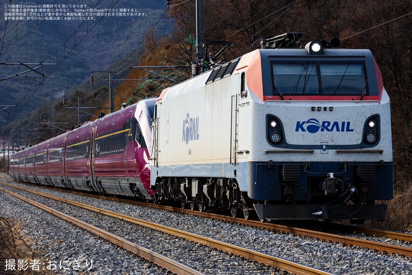【韓国SRT】新しく製造した高速鉄道電車「EMU-320」の最初の編成となる801号編成が輸送の拡大写真