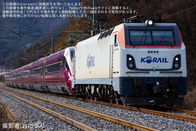 【韓国SRT】新しく製造した高速鉄道電車「EMU-320」の最初の編成となる801号編成が輸送を不明で撮影した写真