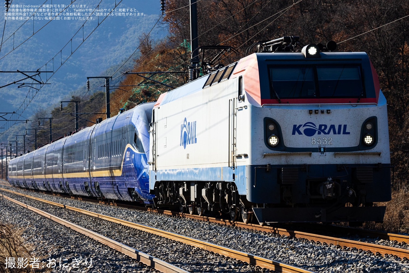 【Korail】KTX-청룡（チョンリョン）量産仕様となる2次車最初の第611号編成が輸送の拡大写真