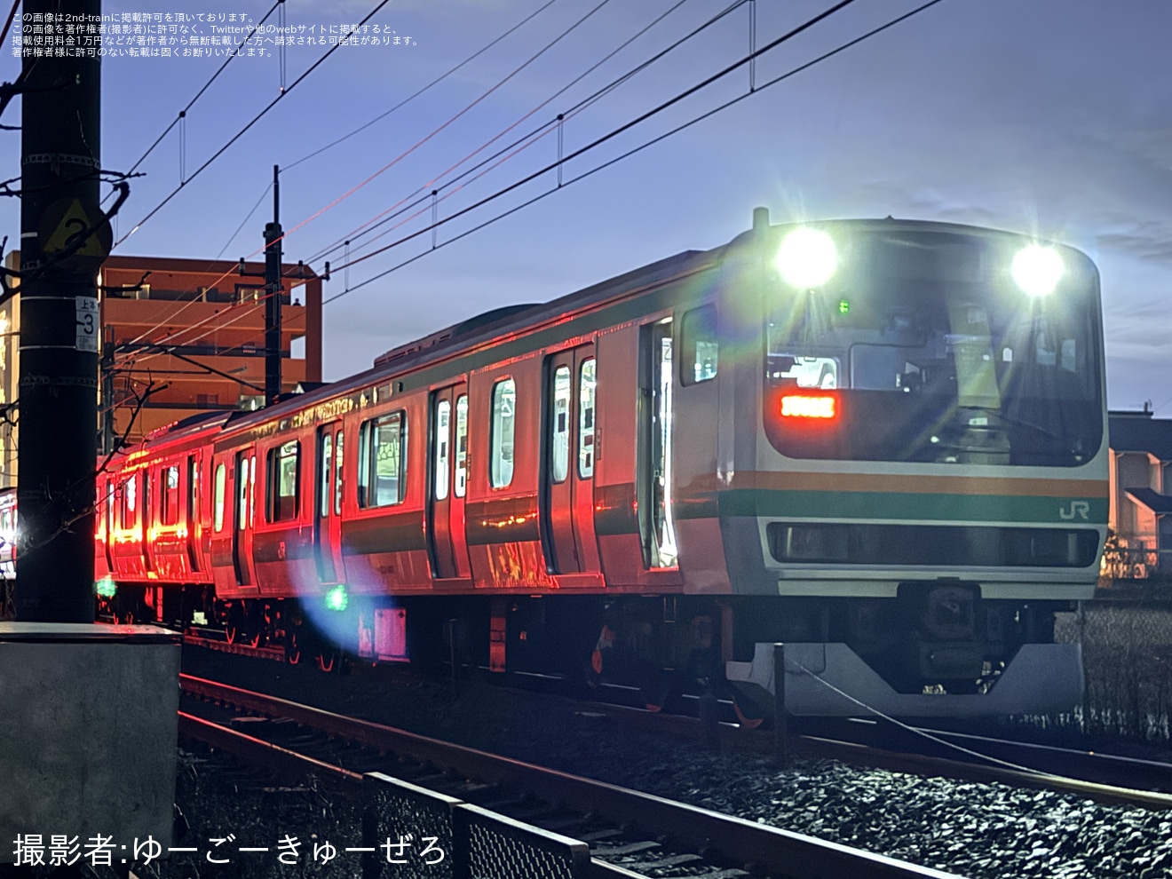 【JR東】E231系U33編成+U529編成が車と衝突し脱線の拡大写真