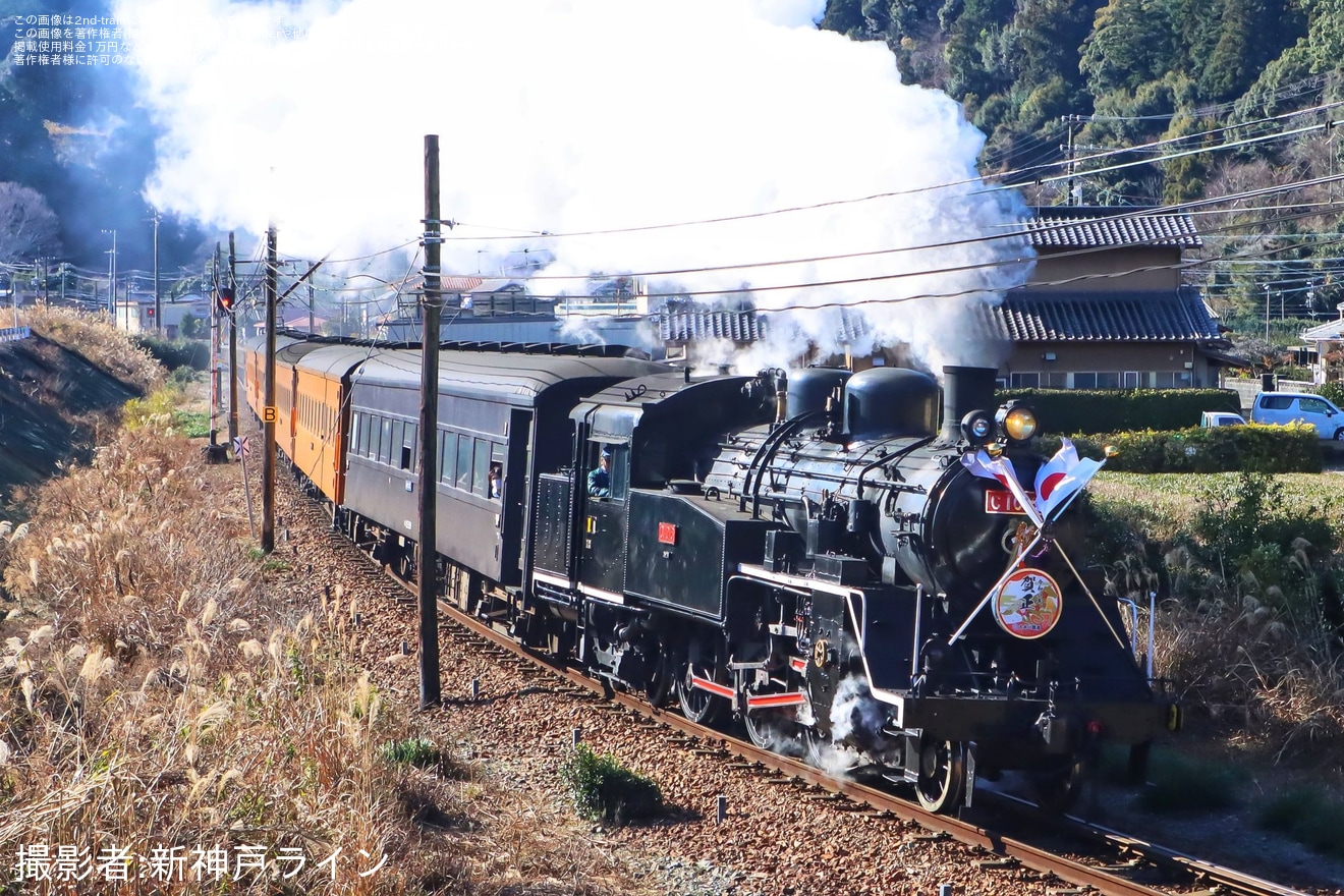 【大鐵】「日章旗」・「賀正ヘッドマーク」掲出して運行(2026年1月)の拡大写真
