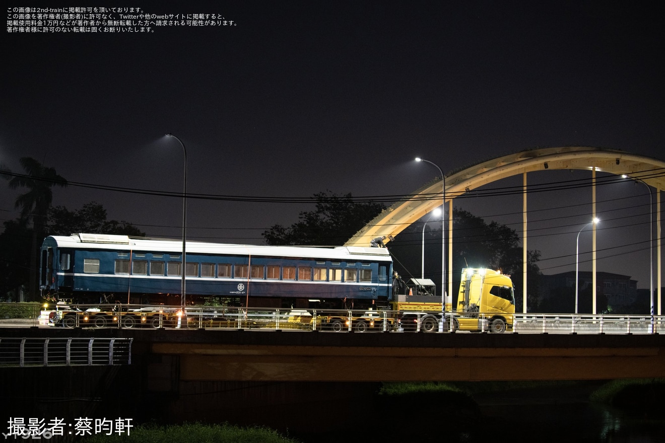 【台鉄】旧高雄車両工場で保存車両が陸送の拡大写真