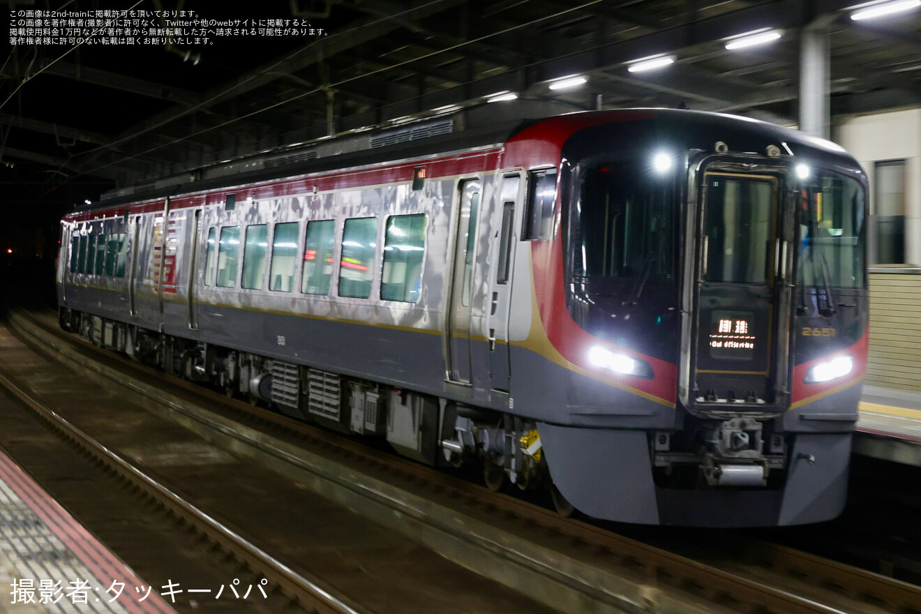 【JR四】2600系の原色消滅、2601+2651がアンパンマン列車のラッピングのため多度津工場への拡大写真