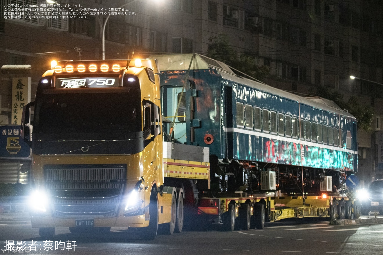 【台鉄】旧高雄車両工場で保存車両が陸送の拡大写真