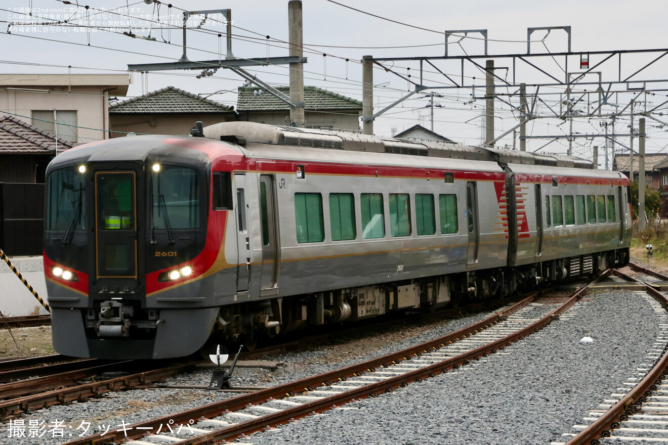 【JR四】2600系の原色消滅、2601+2651がアンパンマン列車のラッピングのため多度津工場への拡大写真