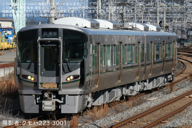 【JR西】227系SS02編成吹田総合車両所本所出場試運転を岸辺駅で撮影した写真