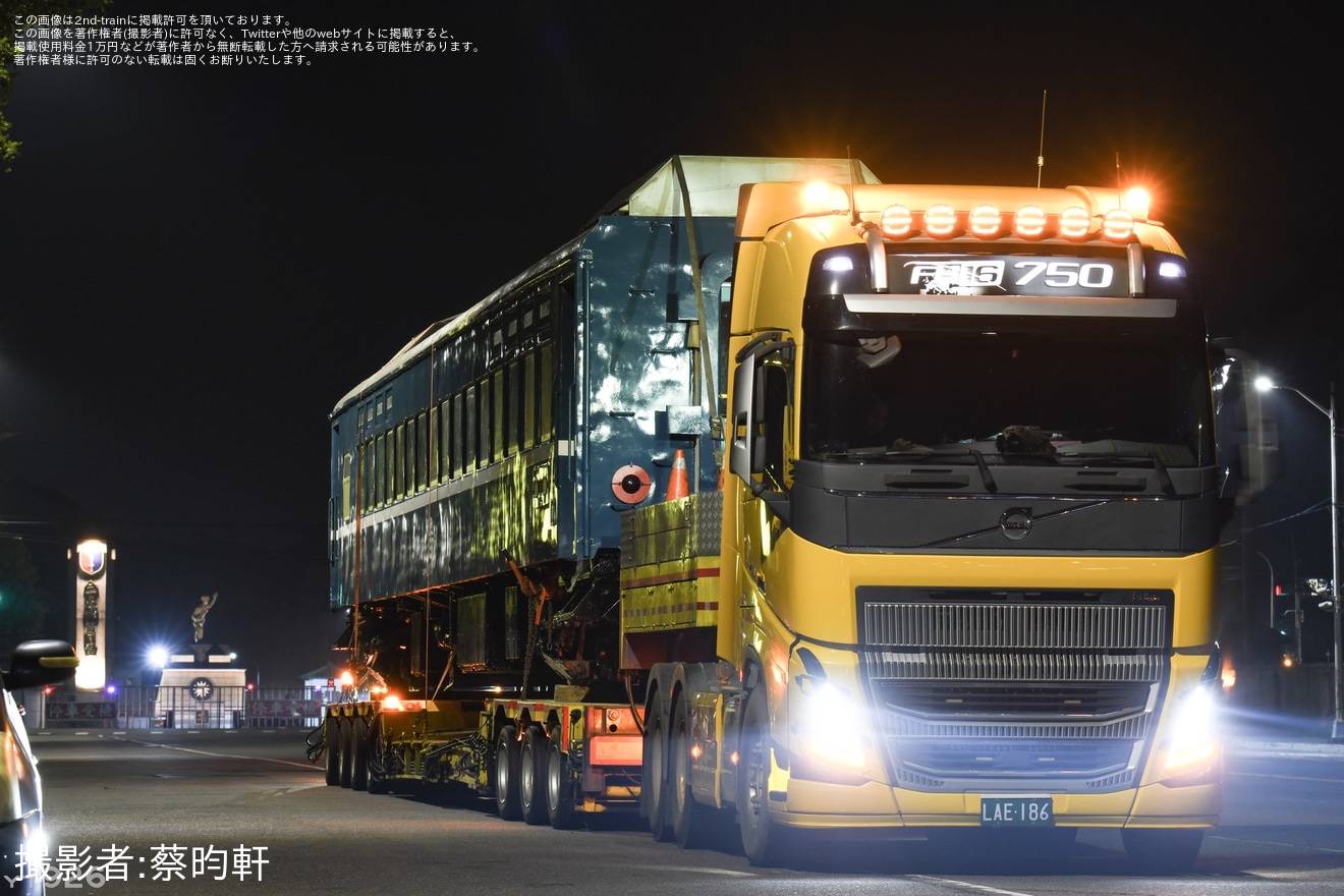 【台鉄】旧高雄車両工場で保存車両が陸送の拡大写真