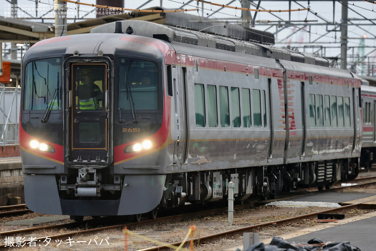 【JR四】2600系の原色消滅、2601+2651がアンパンマン列車のラッピングのため多度津工場への拡大写真