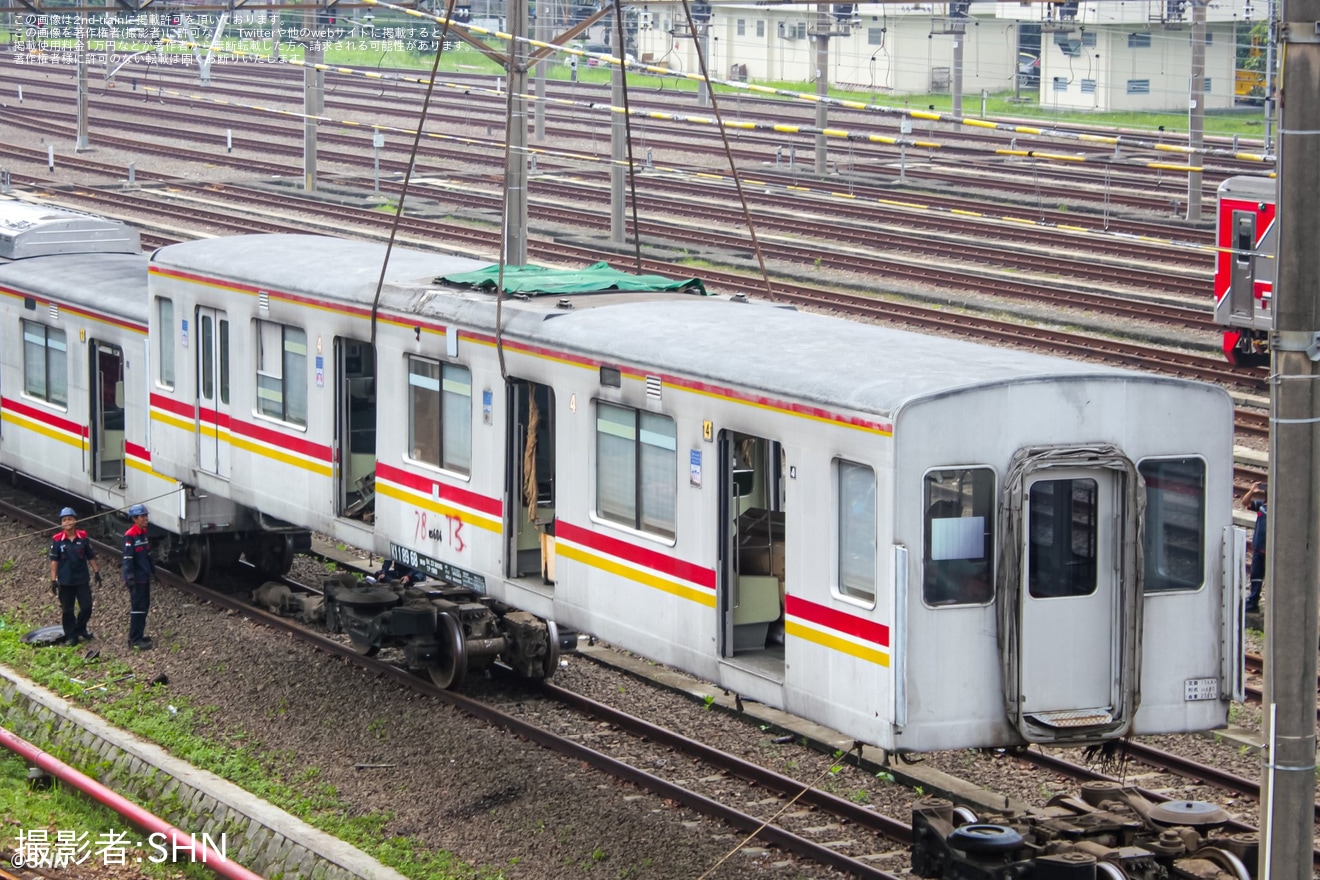 【KCI】05系05-108Fがデポック車両基地で線路から離れ吊り上げられていることが確認の拡大写真