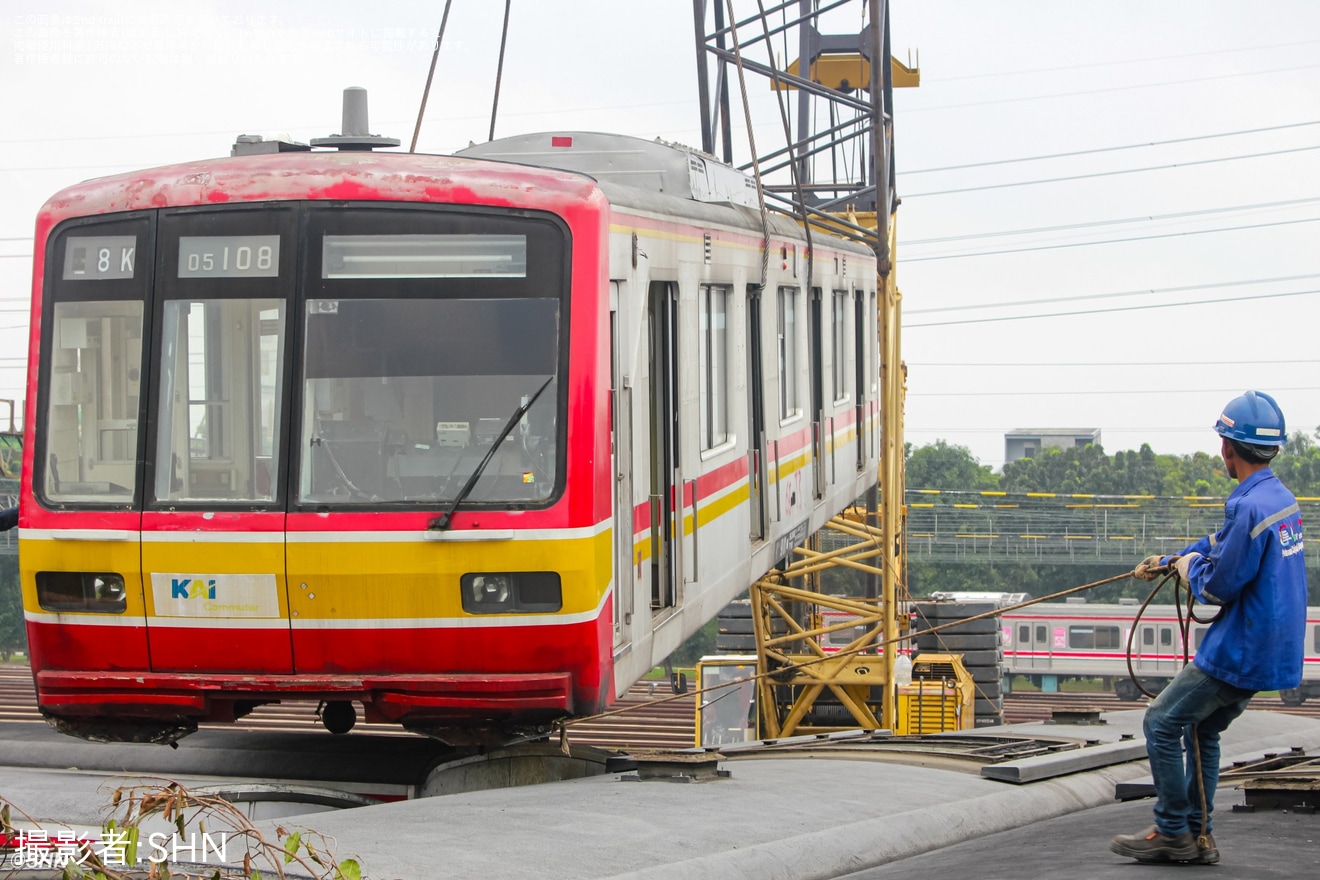 【KCI】05系05-108Fがデポック車両基地で線路から離れ吊り上げられていることが確認の拡大写真