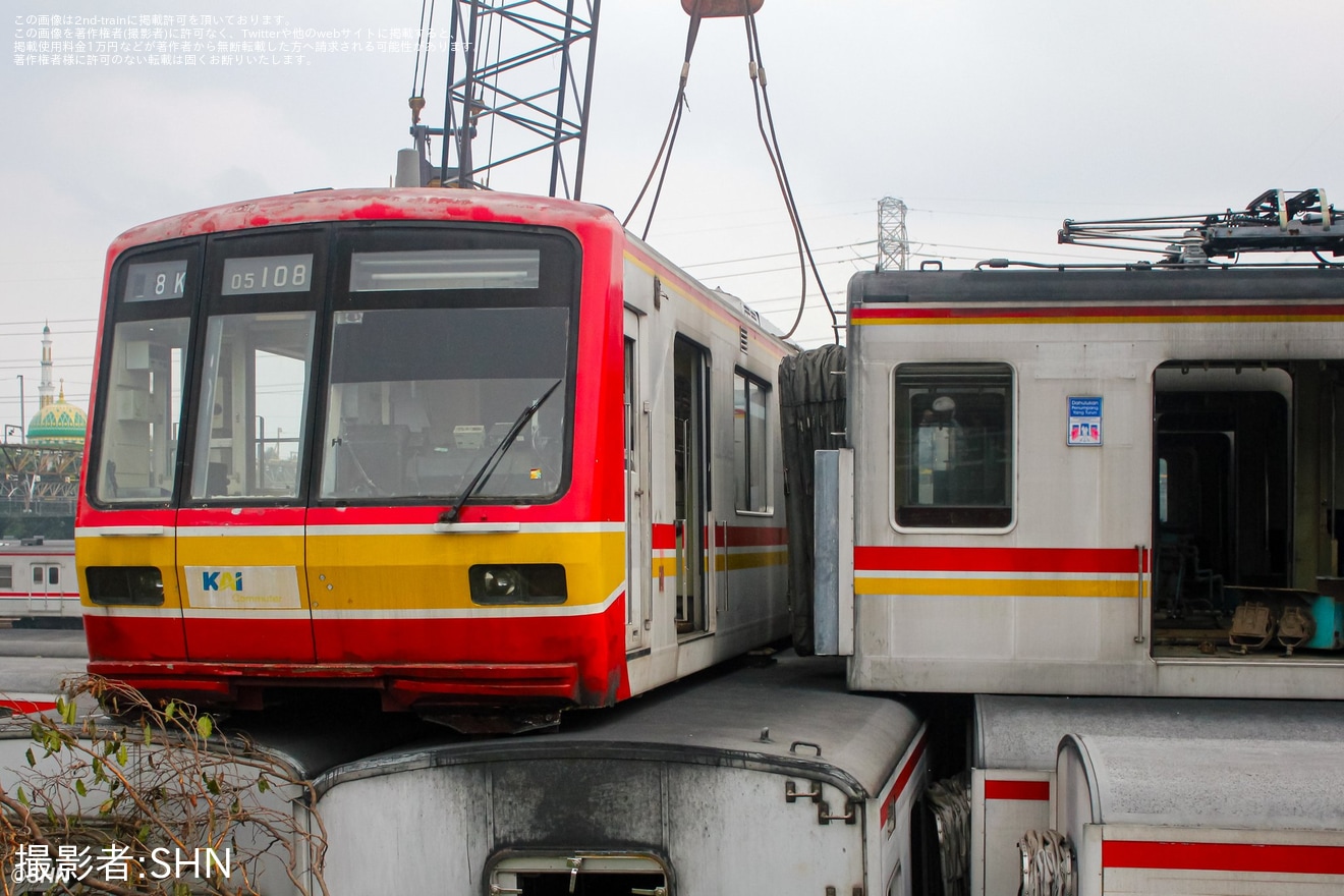 【KCI】05系05-108Fがデポック車両基地で線路から離れ吊り上げられていることが確認の拡大写真
