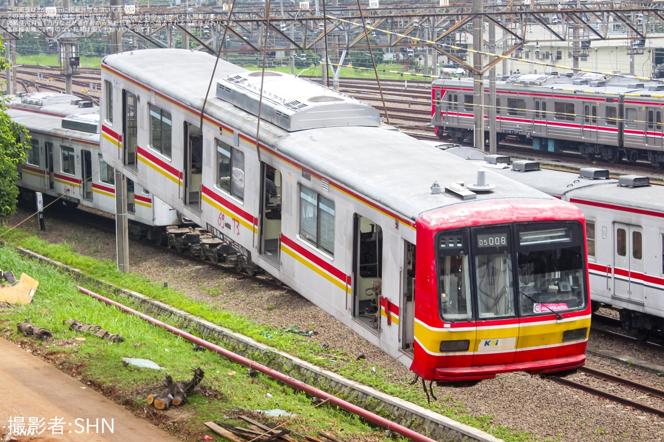 【KCI】05系05-108Fがデポック車両基地で線路から離れ吊り上げられていることが確認の拡大写真