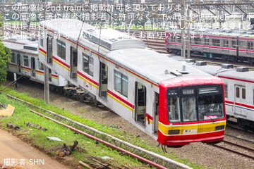 【KCI】05系05-108Fがデポック車両基地で線路から離れ吊り上げられていることが確認