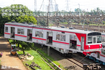 【KCI】元JR東の203系マト68編成デポック車両基地で線路から離れ吊り上げられていることが確認