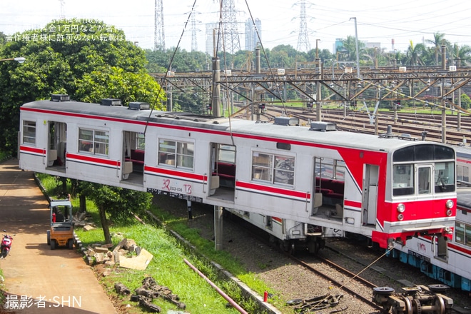 【KCI】元JR東の203系マト68編成デポック車両基地で線路から離れ吊り上げられていることが確認を不明で撮影した写真