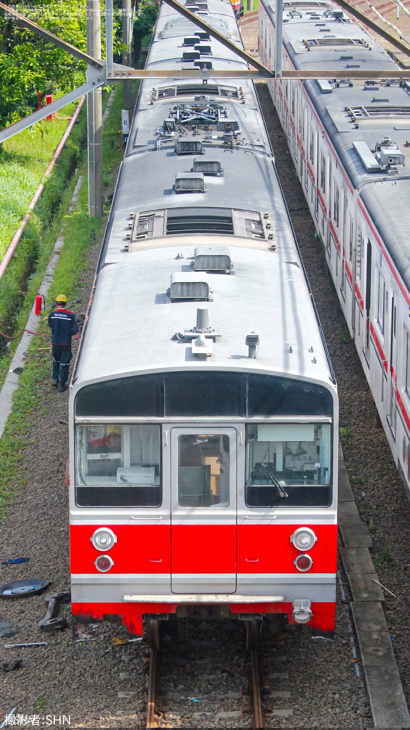 【KCI】元JR東の203系マト68編成デポック車両基地で線路から離れ吊り上げられていることが確認の拡大写真