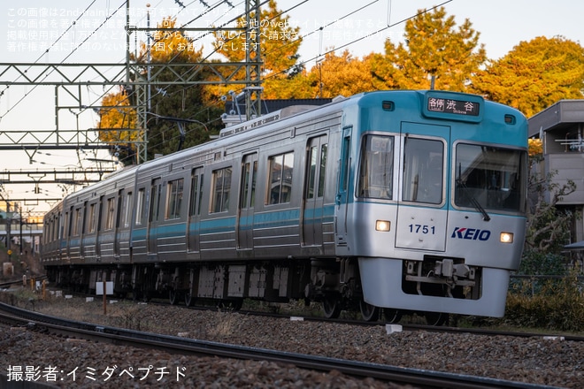 【京王】1000系デビュー30周年の記念日に合わせて1000系1751F/1752Fへ装飾が実施を不明で撮影した写真