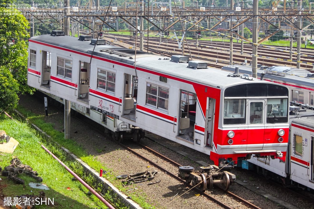 【KCI】元JR東の203系マト68編成デポック車両基地で線路から離れ吊り上げられていることが確認の拡大写真